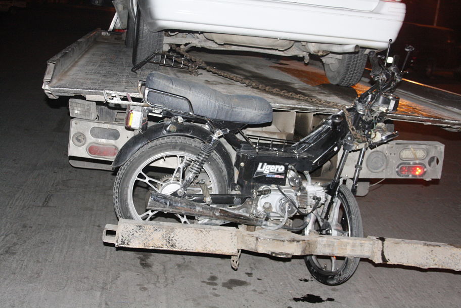 La motocicleta quedó muy dañada después del choque.