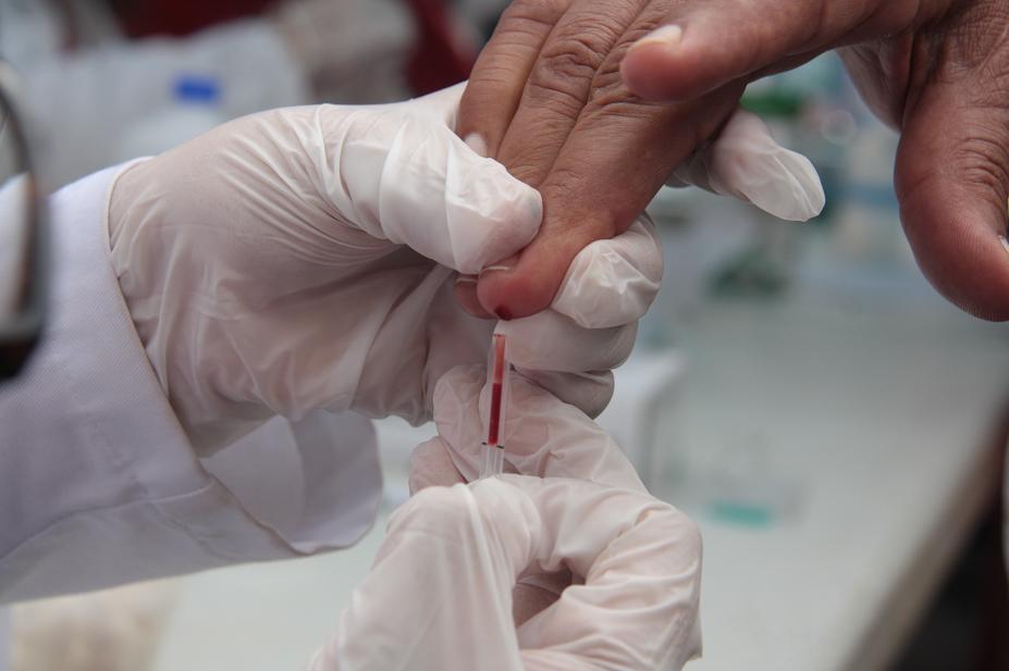 La prueba se efectua con un simple piquete para analizar de manera rápida la sangre