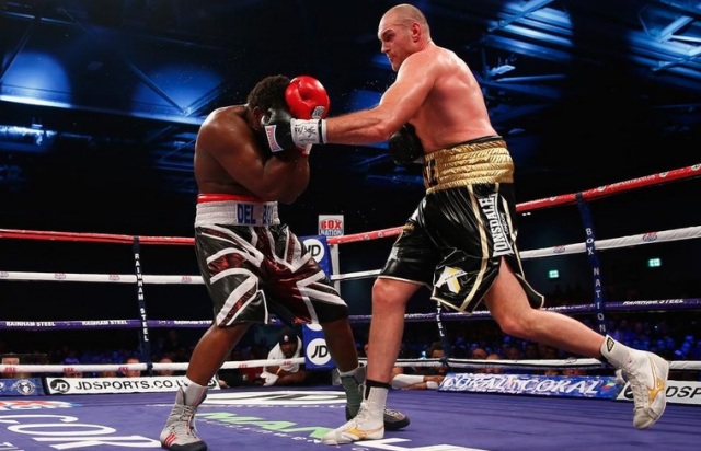 Tyson Fury (derecha) venció a Dereck Chisora