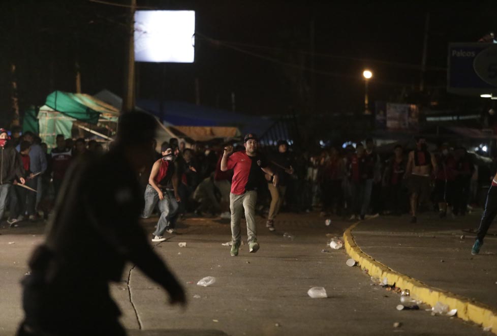 El enfrentamiento continuó a las afueras del Estadio Jalisco.
