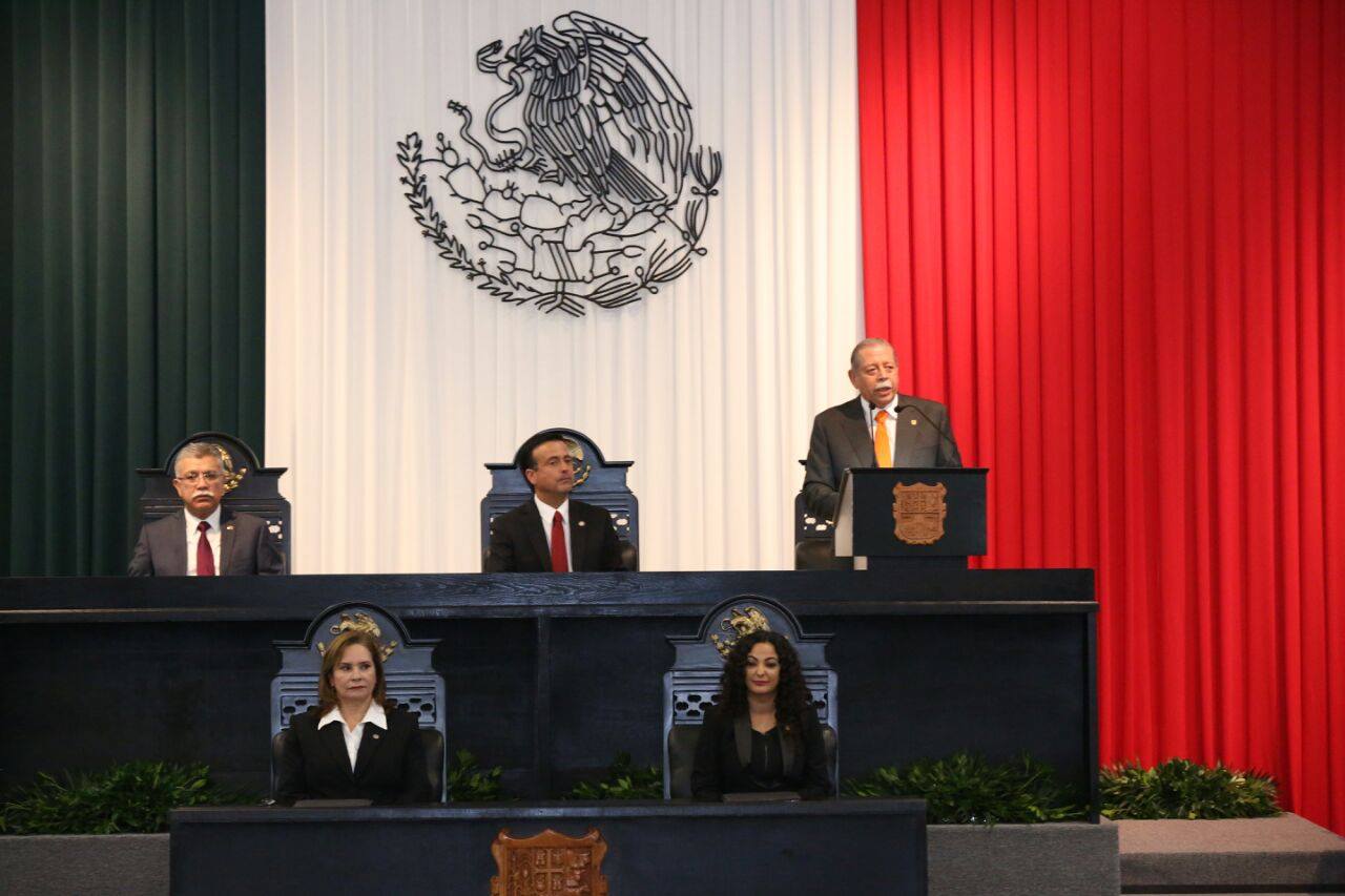 Horas antes el gobernador entregó al Congreso el informe de actividades realizadas a lo largo de este año.