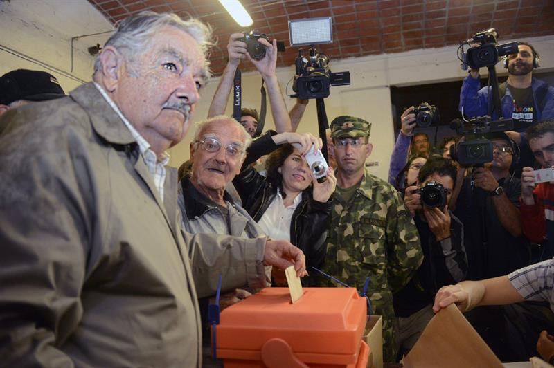 José Mujica fue de los primeros en votar en la segunda vuelta electoral para elegir a su sucesor en la presidencia de Uruguay.