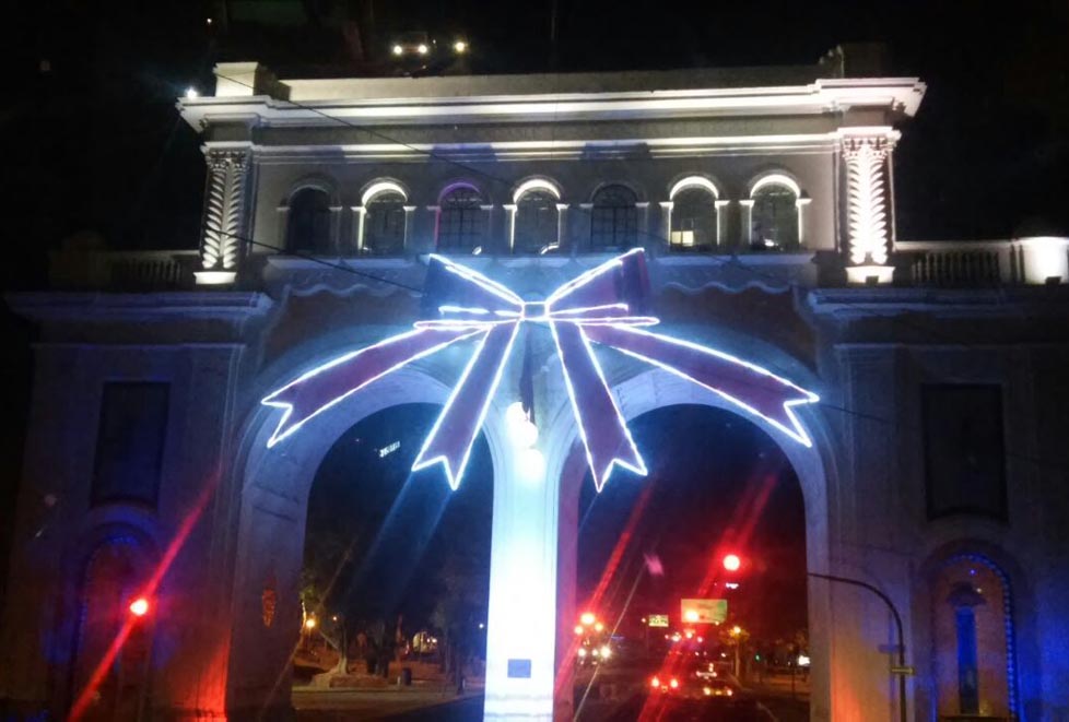 Las luces navideñas se encendieron esta noche en la ciudad. 