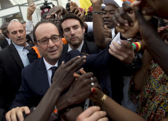 El presidente de Francia, Francois Hollande (c) saluda a la multitud en Dakar, Senegal 