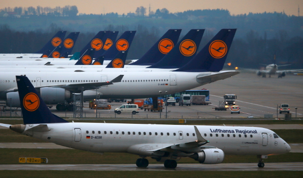 La aerolínea Lufthansa canceló aproximadamente la mitad de sus vuelos después de que los pilotos se fueron a huelga en una disputa en curso sobre bene