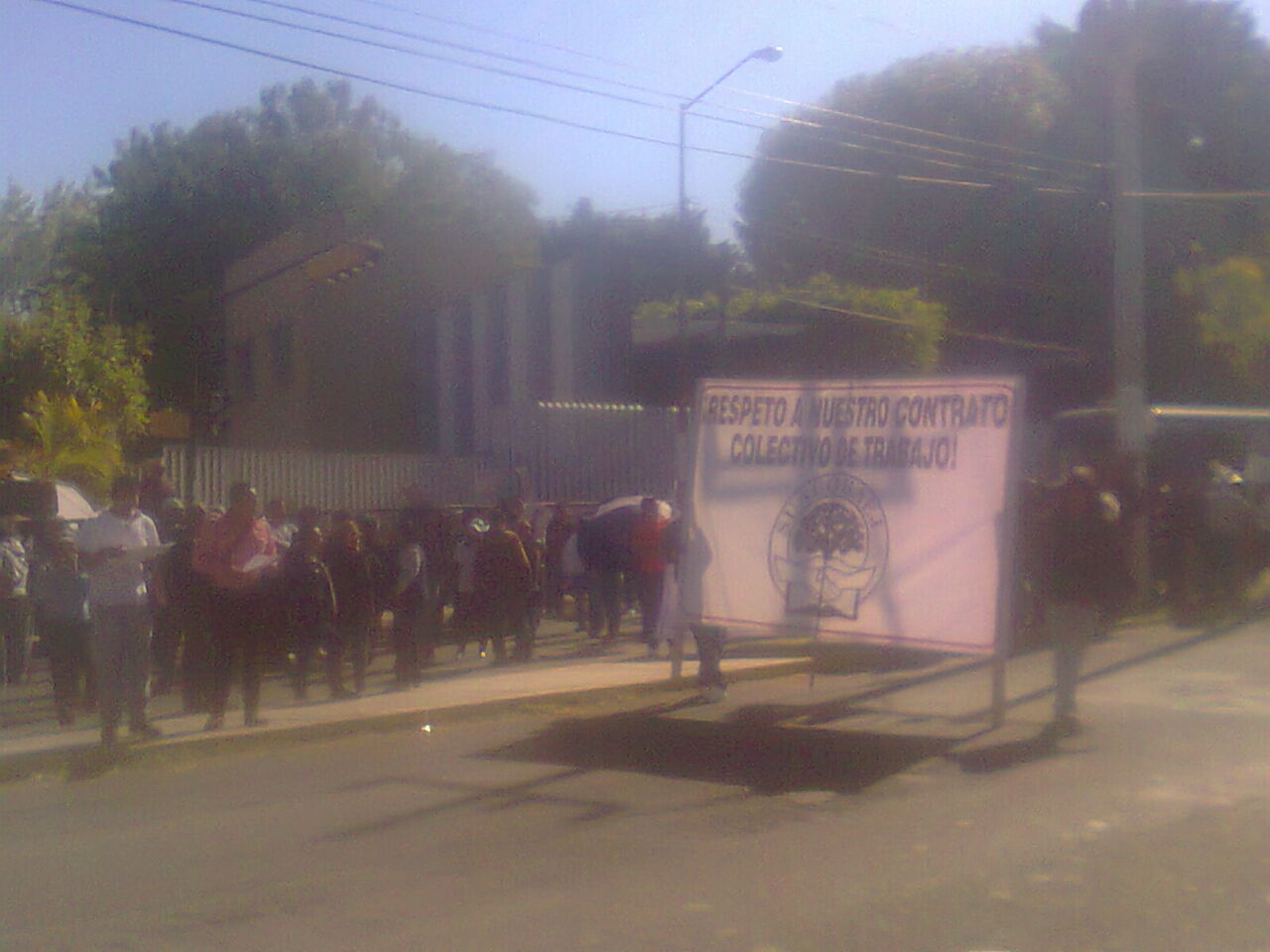 en las afueras de las oficinas de la Secretaria de Educación Jalisco ubicadas en avenida Central
