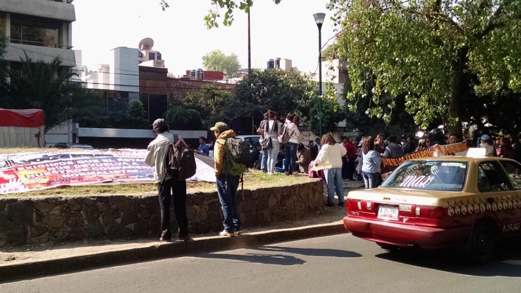 Alrededor de 100 integrantes se encuentran en las inmediaciones del Metro Polanco 