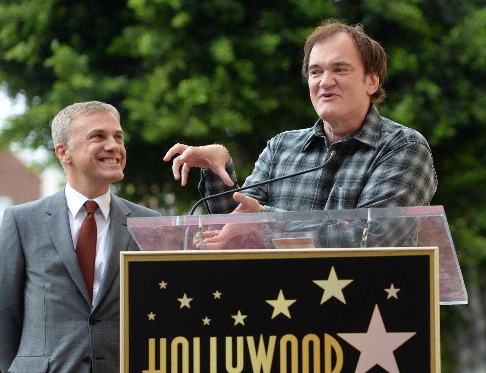 Christoph Waltz recibe estrella en presencia de Quentin Tarantino.