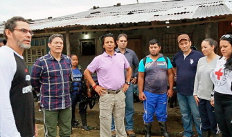 El comandante de las FARC, Pastor Alape (i), el general liberado Rubén Alzate (2i), y otras personalidades en Vegaez, Antioquia