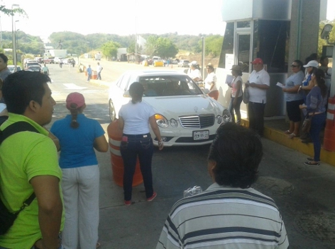 Desde las diez de la mañana los maestros disidentes comenzaron a cobrar el peaje a los conductores.