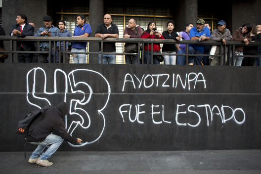 Exigen la presentación de 43 normalistas desaparecidos el 26 de septiembre en Iguala, Guerrero.
