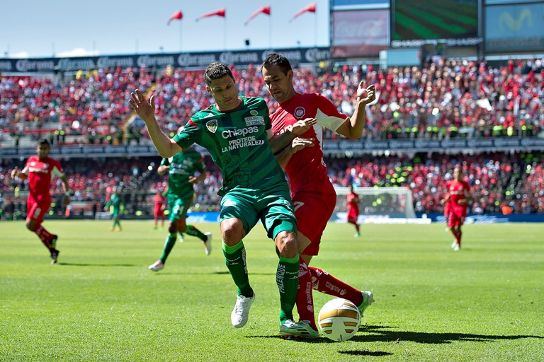 Javier David Mustafa (Chiapas) disputa un balón con Pablo Velazquez (Toluca)