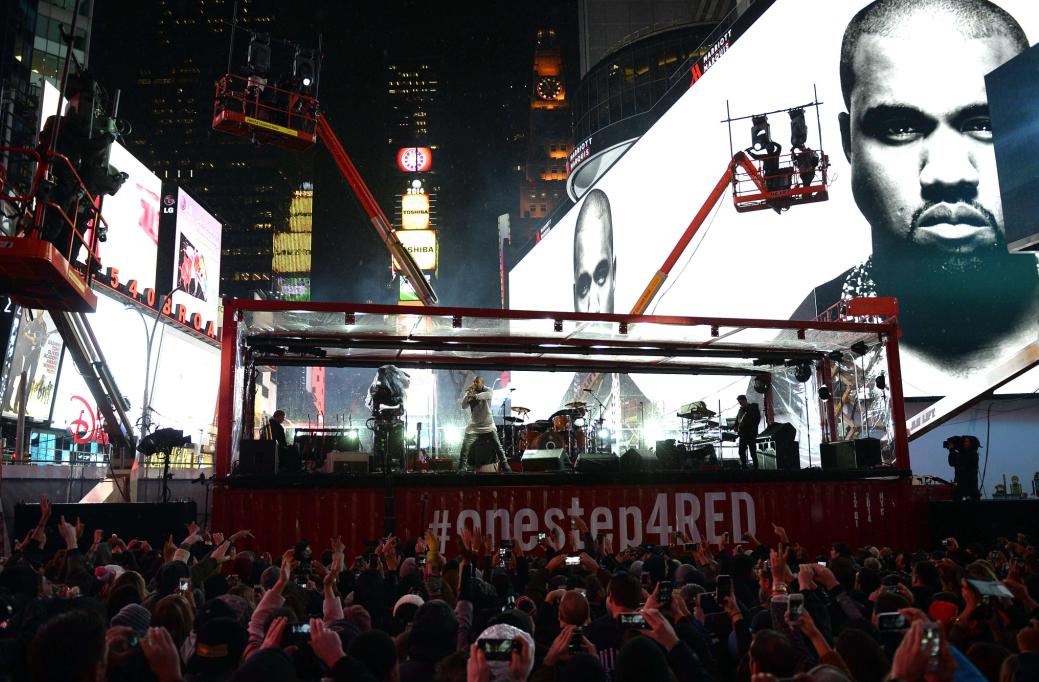 Kanye West llevó lo mejor de su repertorio musical al Times Square. 