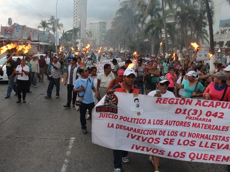 Los manifestantes partieron de las instalaciones de la delegación de los Servicios Educativos de la Región Acapulco-Coyuca de Benítez.