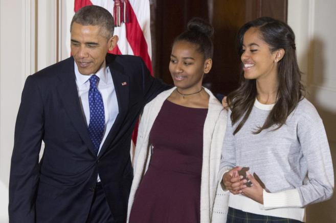 El presidente de EU y sus dos hijas, Sasha y Malia, durante la ceremonia de indulto del pavo previa al Día de Acción de Gracias