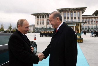 Recep Tayip Erdogan (d) da la bienvenida al presidente ruso, Vladimir Putin, en el palacio presidencial de Turquía en Ankara