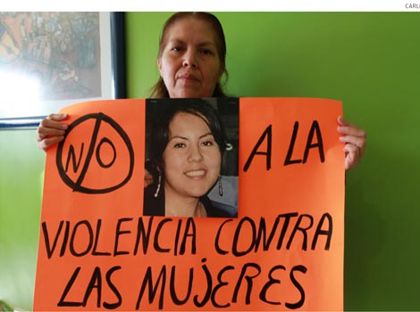 Virginia Buenrostro Romero, vecina de San Pedro Garza García,  muestra la imagen de su hija Jocelyn.