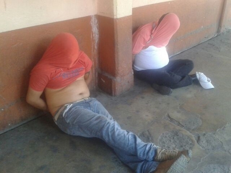 Dos de los civiles armados intentaron escapar a pie, y nuevamente se enfrentaron a balazos, pero finalmente se rindieron y se entregaron por lo cual f
