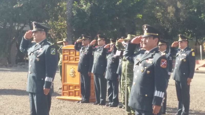 A la derecha, el general Gámez Segovia rinde protesta como comandante de la 35 Zona Militar, acto encabezado por el general de División Saavedra Herná