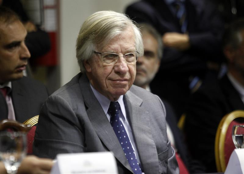 El futuro ministro de Economía Danilo Astori, en una conferencia de prensa donde Tabaré Vázquez, informó hoy sobre su primer gabinete 