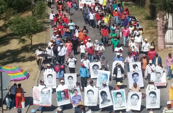 Padres de los 43 jóvenes desaparecidos encabezan la marcha en memoria del líder guerrillero.
