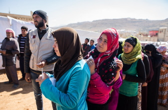 Refugiados sirios esperan por comida proporcionada por una ONG en el campo de Al Masri, cerca de Arsal, en Líbano, el pasado 25 de octubre  
