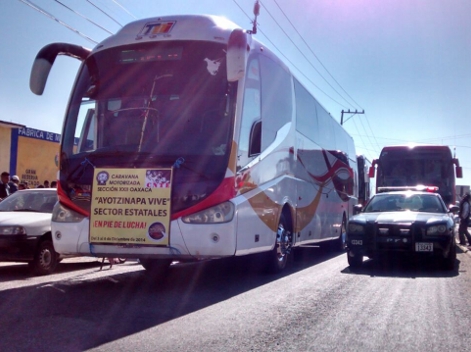 La caravana motorizada va a bordo de ocho autobuses y una decenas de camionetas y vehículos particulares. 
