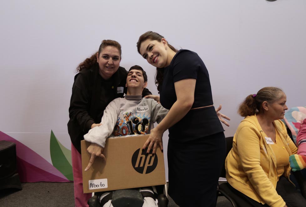 El DIF estatal entregó 927 laptops adaptadas para usuarios con discapacidad.
