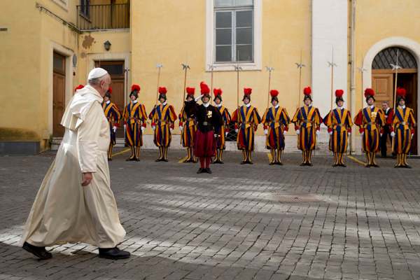 El Papa despidió a su jefe de seguridad por ser demasiado autoritario.