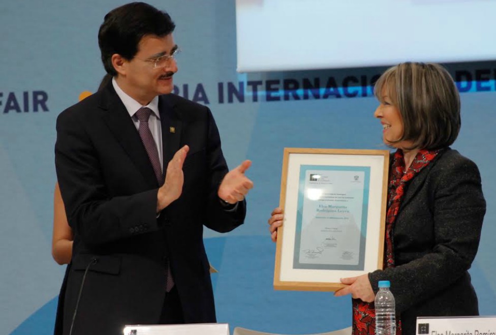 Elsa Ramírez Leyva recibe homenaje al Bibliotecario- Grupo Milenio
