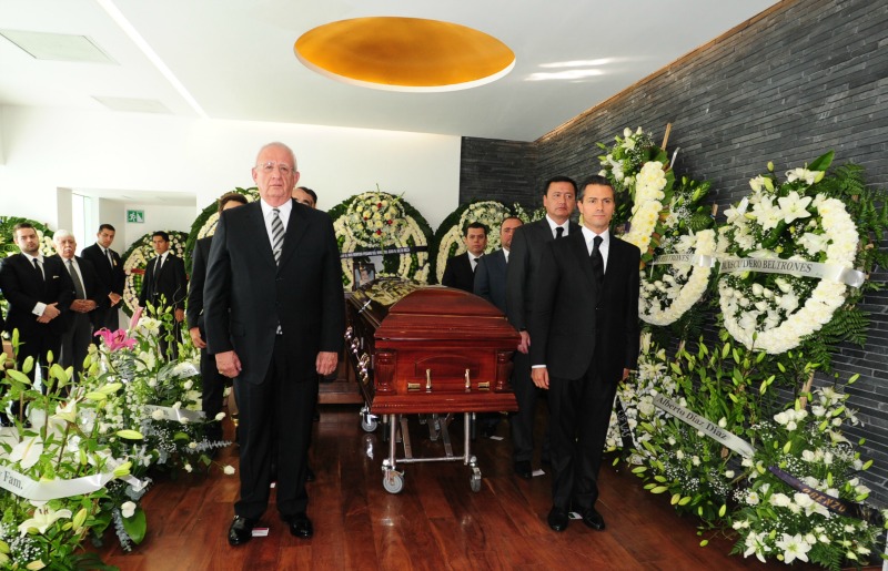 Enrique Peña Nieto y el ministro presidente de la Suprema Corte, Juan Silva Meza, montan una guardia de honor ante el féretro del ministro Sergio Vall