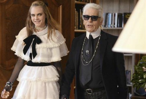 Karl Lagerfeld de la mano de Cara Delevingne