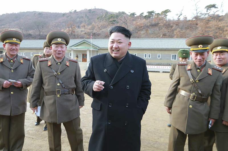 Kim Jong-un (c), durante su visita a una unidad de artillería en un lugar sin identificar, en una imagen del periódico oficial "Rodong Sinmun"