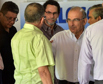 Miembros de la delegación de las FARC y el jefe negociador del gobierno, Humberto de la Calle (d), en el Palacio de Convenciones de La Habana