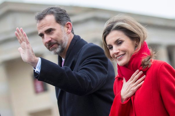La reina Letizia acompañada por su esposo, el rey Felipe.