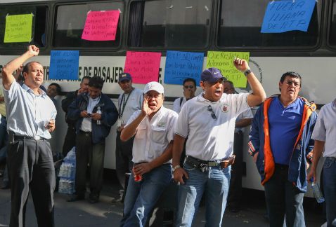 Trabajadores sindicalizados de la Red de Transporte de Pasajeros del Distrito Federal protestaron frente a la sede de la Secretaría de Movilidad.