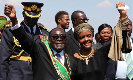 Grace Mugabe (d), con su marido, Robert Mugabe (d), el presidente de Zimbabue, durante un acto público en Harare