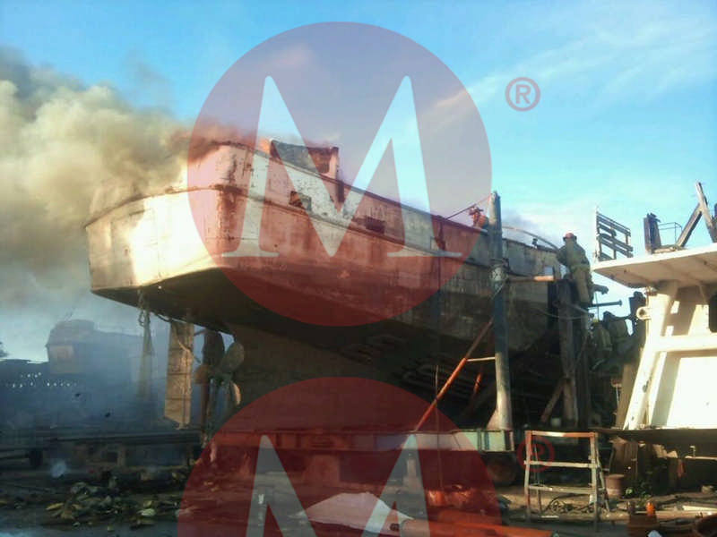 La embarcación fue consumida por el fuego.