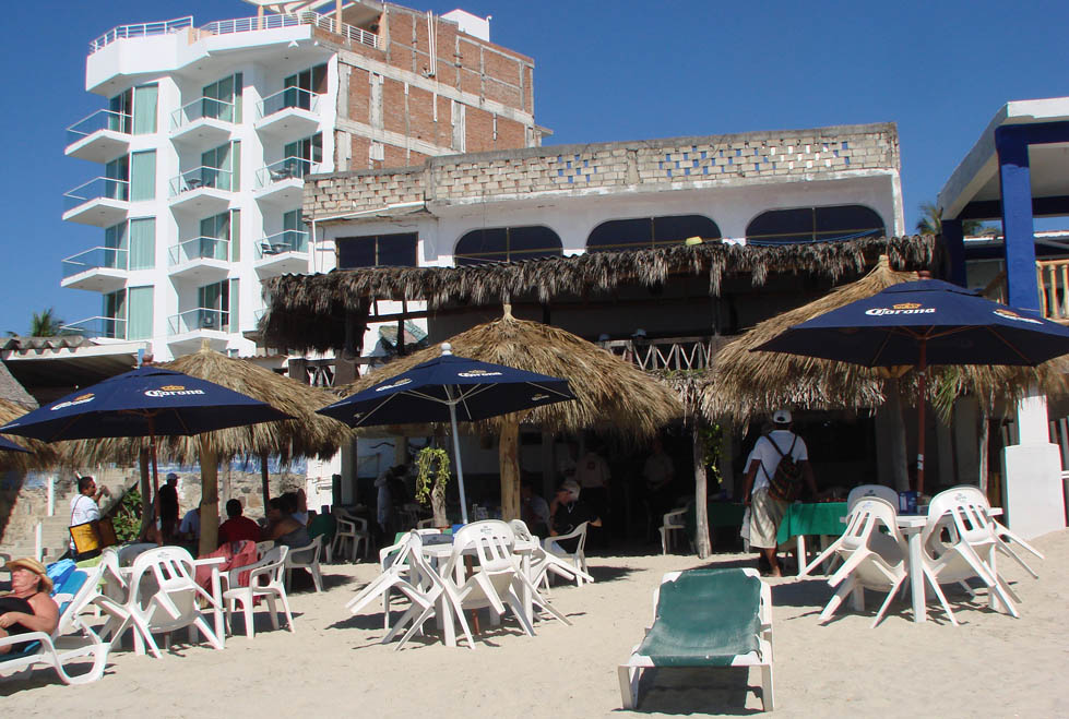 En el poblado de Bucerías hay otros restaurantes que no ofrecen la playa, pero sí precios más accesibles y sin exigencias en el consumo.