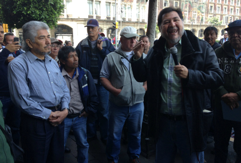 Protesta frente al Antiguo Palacio del Ayuntamiento por las detenciones de manifestantes por parte de policías capitalinos.