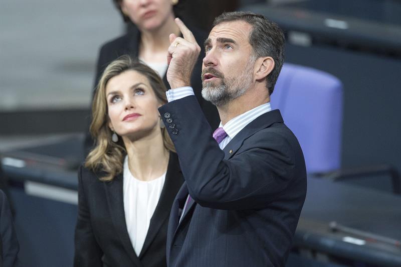 El rey Felipe VI de España, con la reina Letizia, en el parlamento alemán en una visita reciente