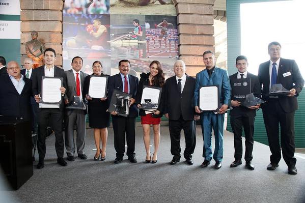 El secretario de Educación Pública, Emilio Chuayffet, posa con los galardonados en la entrega del Premio Nacional de Deportes 2014