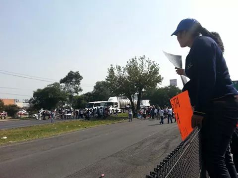 Alrededor de 500 personas bloquean la autopista México-Querétaro 