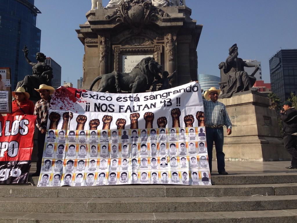 Los barzonistas portan pancartas con las fotografías de los normalistas desaparecidos.