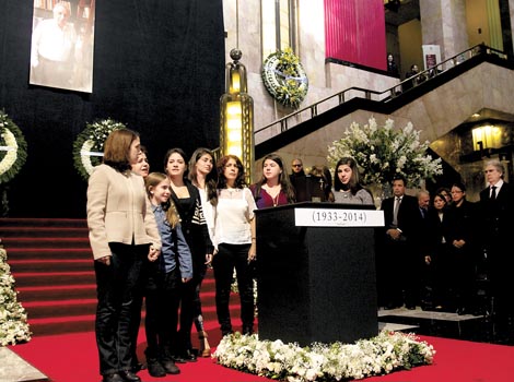 La familia y las autoridades culturales del país acompañan los restos del periodista fallecido ayer.