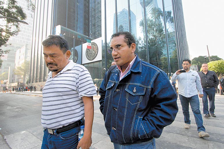 Felipe de la Cruz y el abogado Vidulfo Rosales, tras la reunión con funcionarios del gobierno federal.