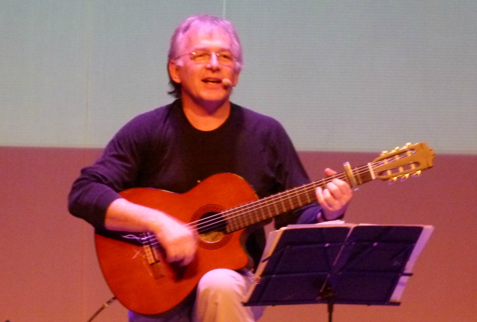 El músico puso a brincar y a bailar a los asistentes durante el concierto