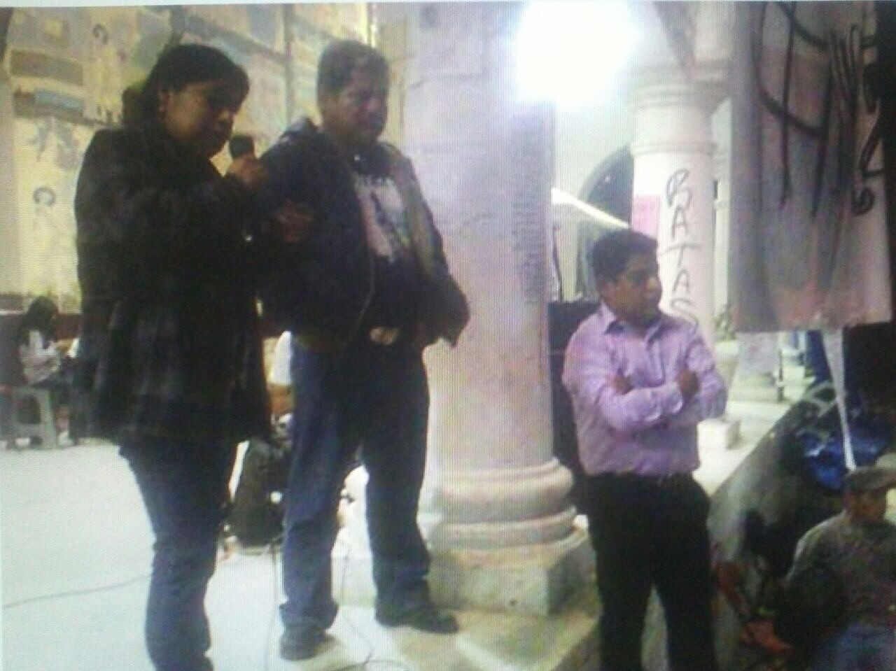 De camisa rosa, el diputado local Daniel Esteban González retenido en los pasillos del ayuntamiento de Tlapa.