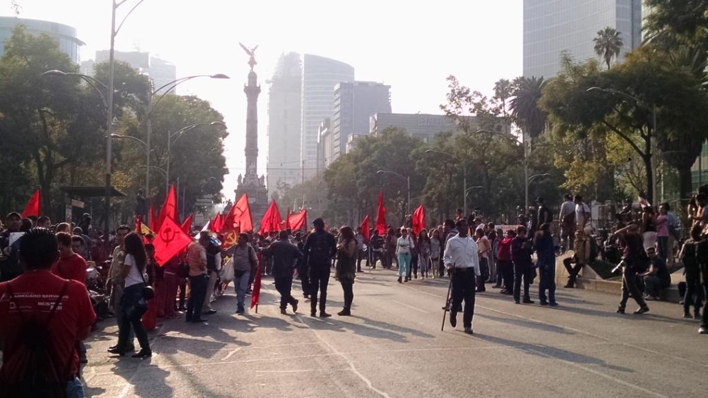 Cientos de personas se concentran en el Ángel de la Independencia para marchar hacia el Monumento a la Revolución.