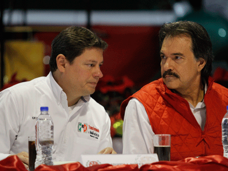 El dirigente estatal del PRI, Eduardo Bailey (izq.) con el líder cetemista en Nuevo León, Ismael Flores.
